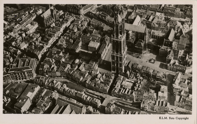 601931 Luchtfoto van de omgeving van het Domplein te Utrecht, uit het zuidwesten. Op de voorgrond de Servetstraat en de ...